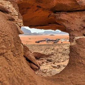 Blick durch einen Felsen ins Tal